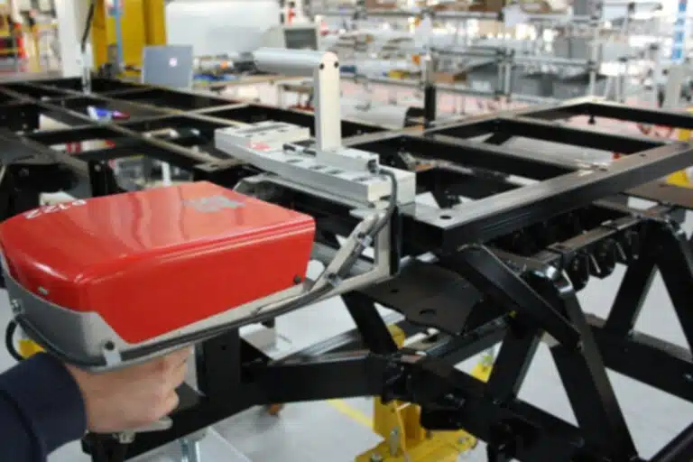 Remarquage d’un VIN par micro percussion hors ligne de production pour éviter une perte produit