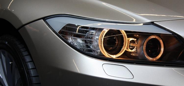Marquage laser dans l’industrie de l’éclairage automobile : gravure et codage des phares et des feux