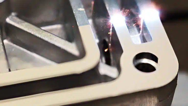 Au-delà du marquage : préparation et traitement des surfaces avec la technologie laser