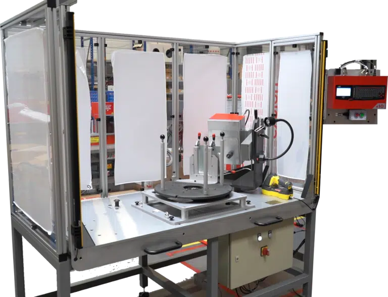 Comment garantir un marquage conforme à la norme aéronautique DT05-89 en respectant les contraintes d’espace et la flexibilité pour des pièces de tailles variées ?